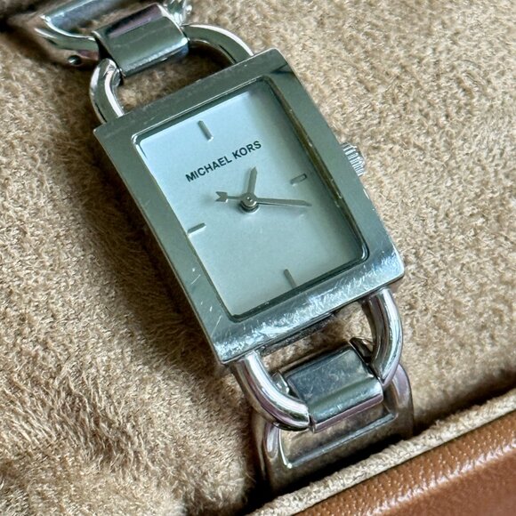 AUTHENTIC WOMEN MICHAEL KORS MK2042 SILVER DIAL STAINLESS STEEL WATCH - Picture 2 of 5